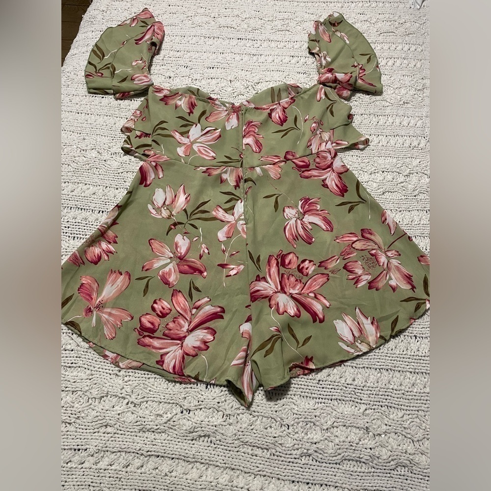 • Floral Romper

• Ruffle Detail
• Hidden Back Zipper
• 100% Polvester - Picture 6 of 14